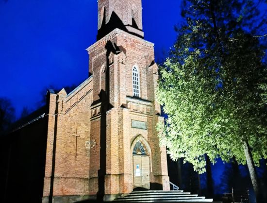 Budbergas baznīca ārskats naktī
