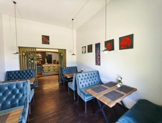 Kafejnīca Rundāles pils tuvumā, interjera skats - samta dīvāni, glenzas pie sienām.