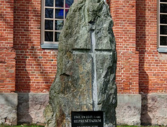 Piemiņas akmens pie Budbergas baznīcas