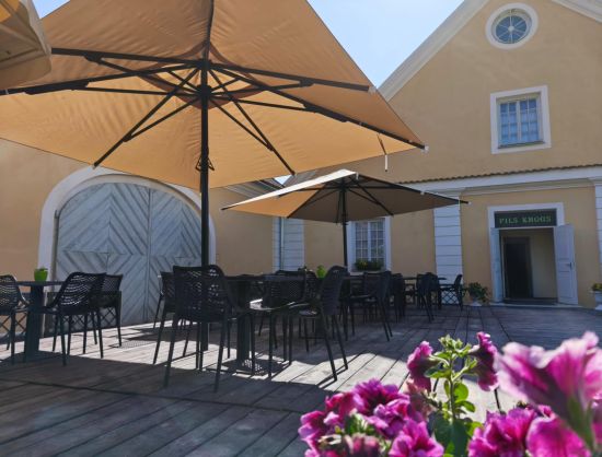 Kafejnīca Rundāles pils krogs āra skats, terase ar skatu uz Rundāles pili.