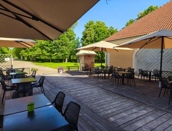 Kafejnīca Rundāles pils krogs āra skats, terase ar skatu uz Rundāles pili. 