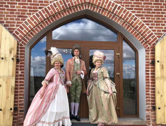 Vēsturisko tērpu ekspozīcija “Mazā muiža”