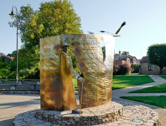 Piemineklis dzejniekam Vilim Plūdonim 