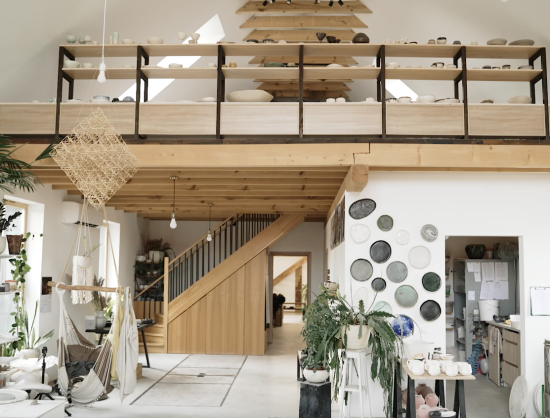 Gai&scaron;a un mūsdienīga 'Laima Ceramics' keramikas darbnīca Bauskas novadā. Pla&scaron;as telpas ar lieliem logiem, koka plauktiem un rado&scaron;u darba vidi, kurā top unikāli dizaina trauki.