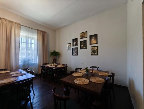 Kafejnīca Rundāles pils tuvumā, interjera skats ar galdiņiem un krēsliem.