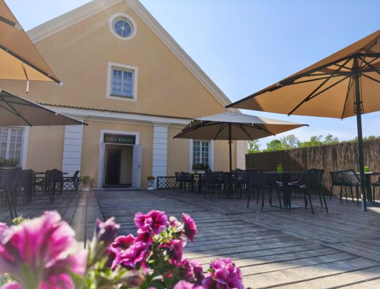 Kafejnīca Rundāles pils krogs āra skats, terase ar skatu uz Rundāles pili.