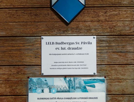 Plāksnītes pie Budbergas baznīcas 