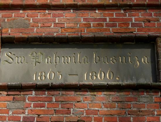 Vēsturiska plāksnīte pie Budbergas baznīcas