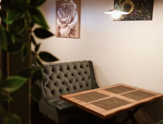 Kafejnīca Rundāles pils tuvumā, interjera skats - samta dīvāni, glenzas pie sienām, romantiska atmosfēra.