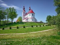 Skats uz Skaistkalnes katoļu baznīcu no lielceļa puses