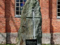 Piemiņas akmens pie Budbergas baznīcas