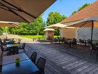 Kafejnīca Rundāles pils krogs āra skats, terase ar skatu uz Rundāles pili. 