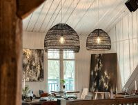 Elegants restorāna 'Rezidence' iek&scaron;telpu interjers: gai&scaron;as sienas, dabīgā koka sijas un mūsdienīgas mēbeles, kas rada mājīgu un aristokrātisku atmosfēru