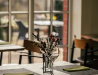 Restorāna Miķelis iek&scaron;telpa, galdiņ&scaron;