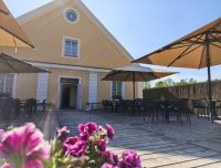 Kafejnīca Rundāles pils krogs āra skats, terase ar skatu uz Rundāles pili.