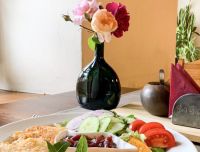 Viesu nams un kafejnīca Baltā māja garda maltīte vienkār&scaron;ā lauku atmosfērā.