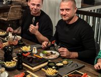 Interaktīva maltīte uz karstajiem akmeņiem