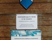 Plāksnītes pie Budbergas baznīcas 