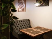 Kafejnīca Rundāles pils tuvumā, interjera skats - samta dīvāni, glenzas pie sienām, romantiska atmosfēra.