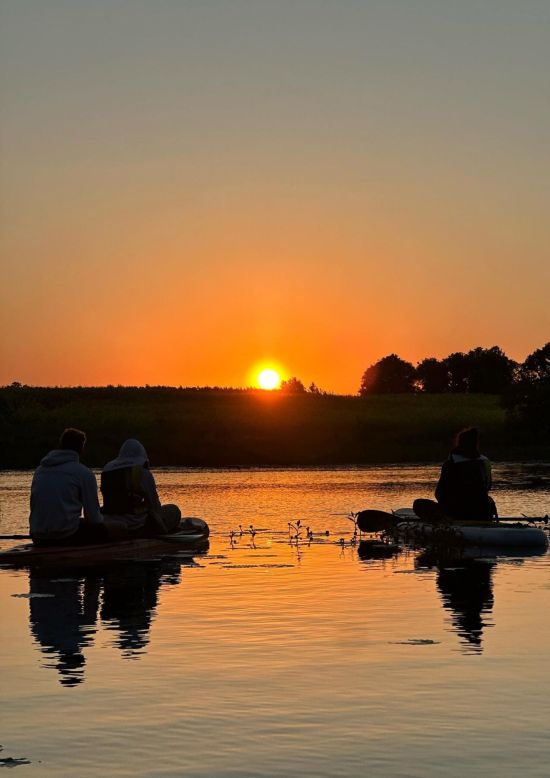 Päikesetõus SUP-laual Rundāle vesiveski järv