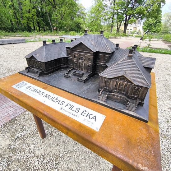Iecavas parkā apskatāms taktils Iecavas muižas pils makets